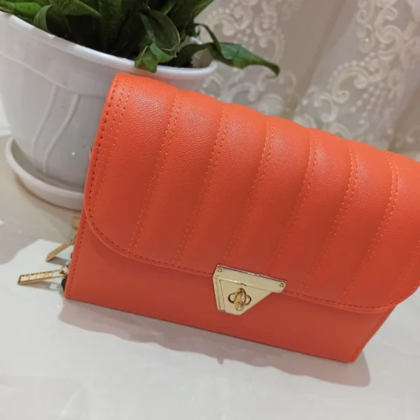 کیف زنانه دارای سه زیپ مجزا رنگ نارنجی کیفیت عالی دارای بند دوشی با زنجیر با کیفیت کدk21829